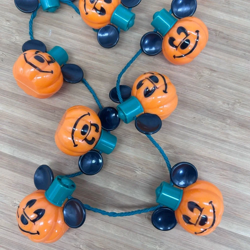 Retired Disney Store Authentic‎ Mickey Pumpkin Light Up Glow Necklace.